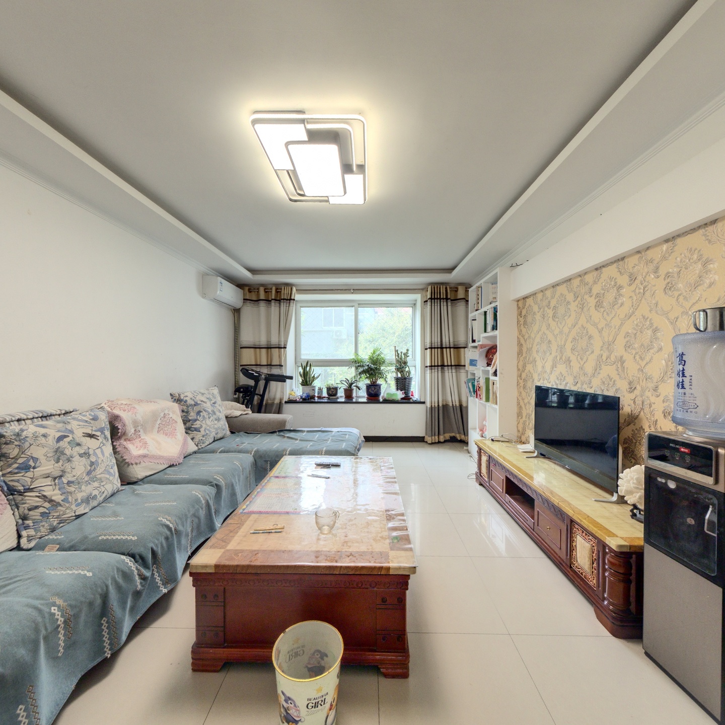 一层带小院，带地下室，带地下车位，简单装修。