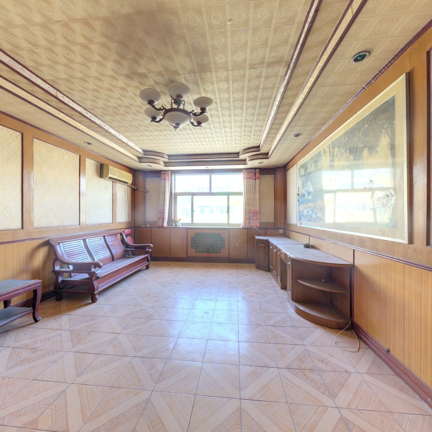 房本满五，南北通透三居室，得房率高，还有一个小房