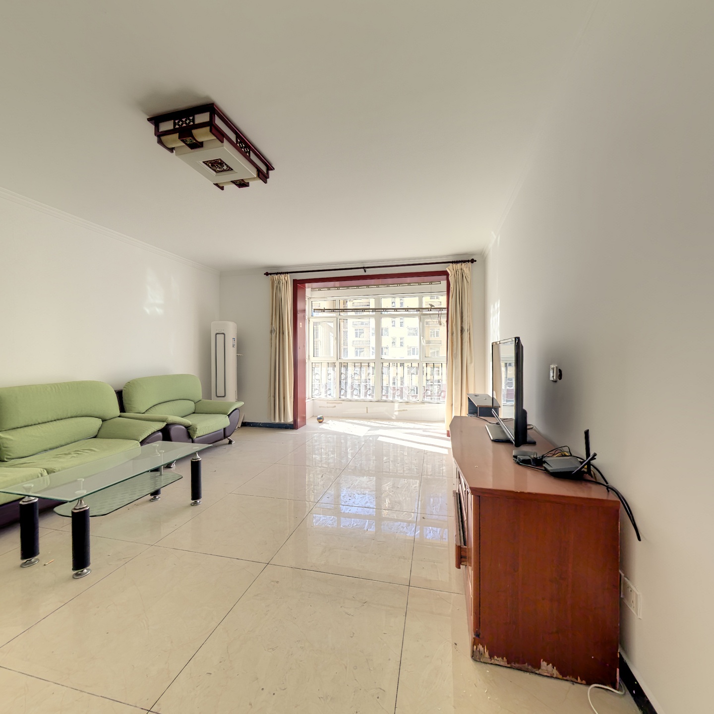 凯旋门带装修两居室，房本满五年。