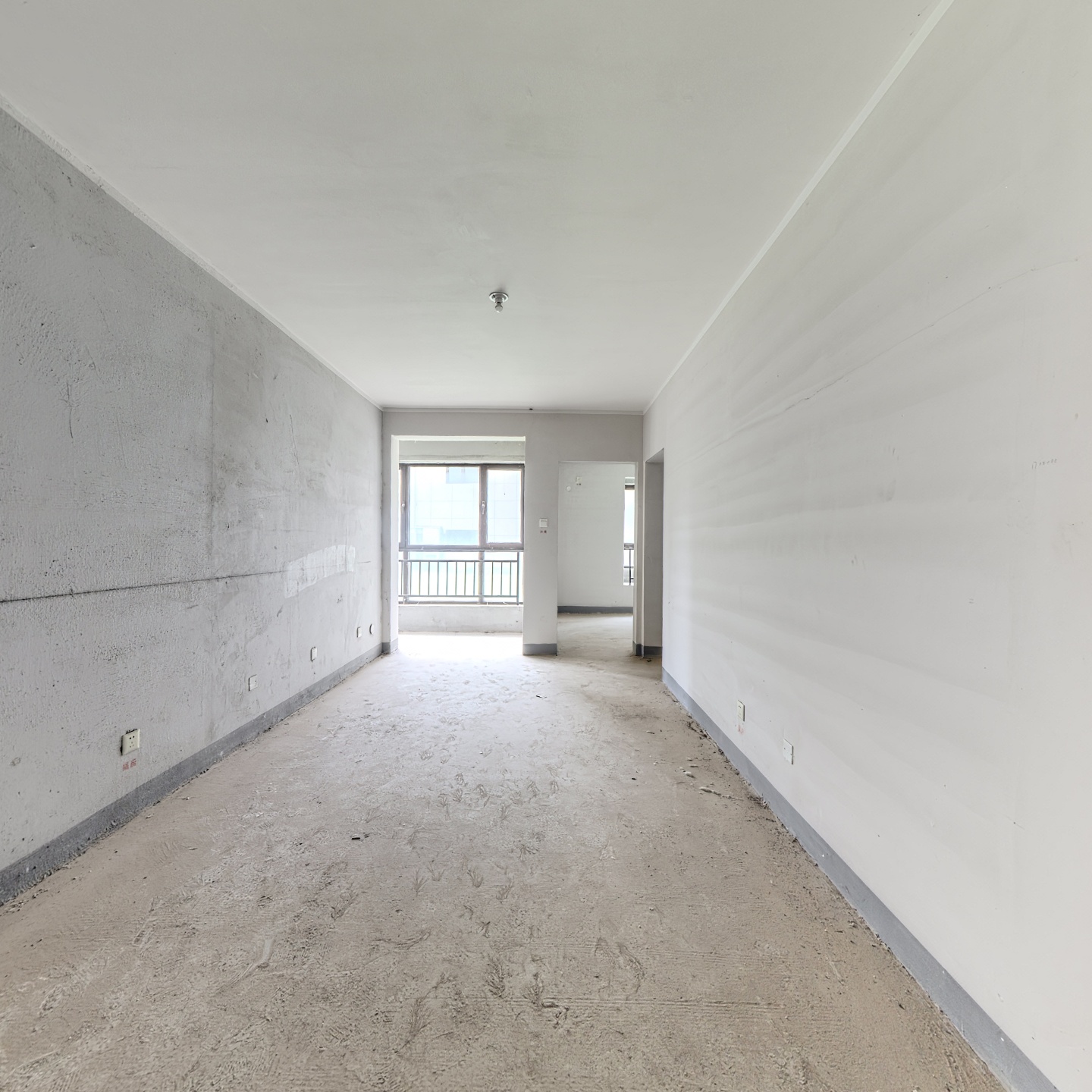 此房目前房本在手 方便交易 集中供暖 带车位