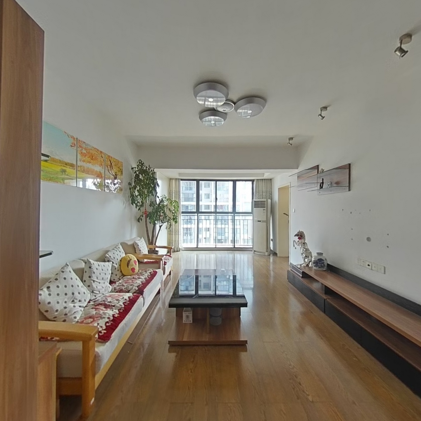 愉景湾精装三居室出售，双阳台两个卫生间方便一家人住