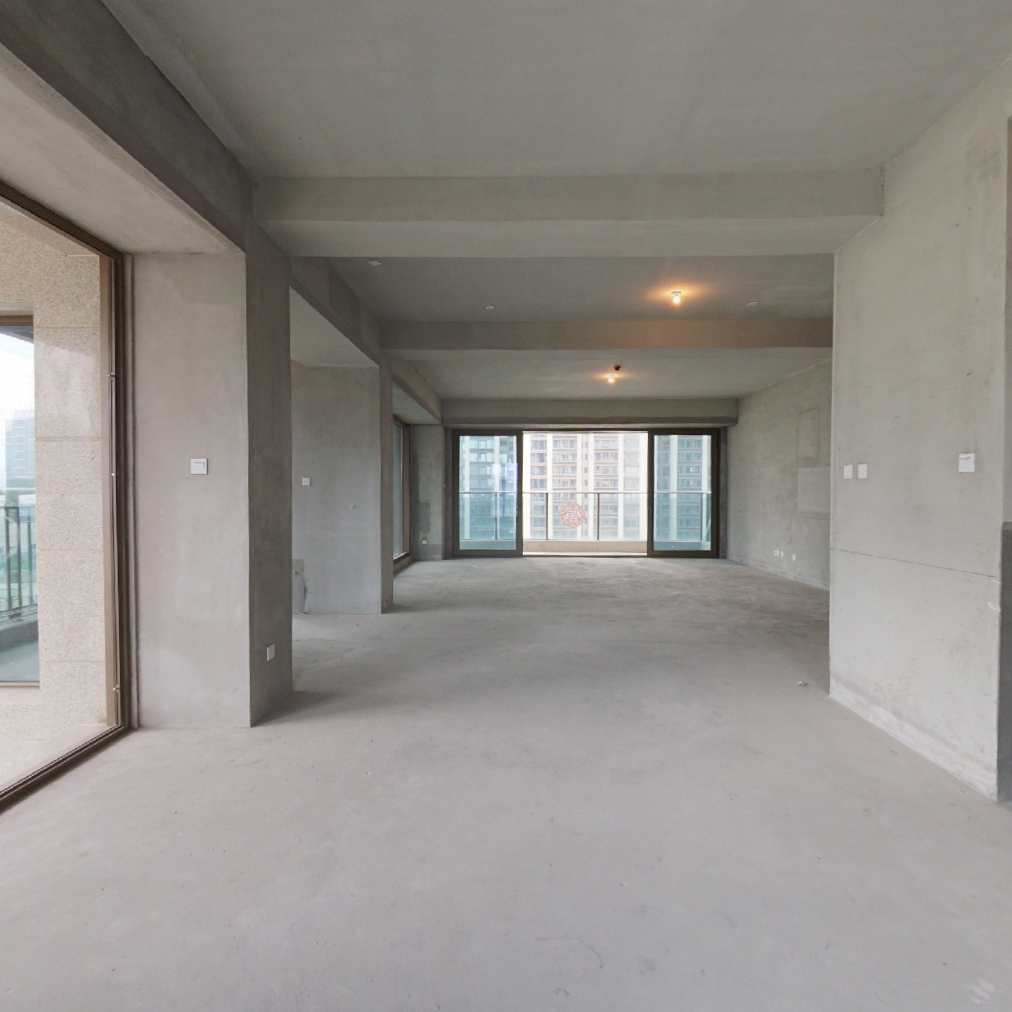 单证大平层 三个套间 居住舒适感强 楼下商场 生活方便